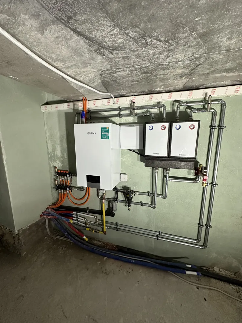 Chaudière gaz murale Vaillant avec module et deux groupes de pompes isolés, installation neuve réalisée par EcoTherma