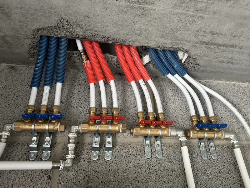 Nourrices PEX rouge et bleu de distribution sanitaire