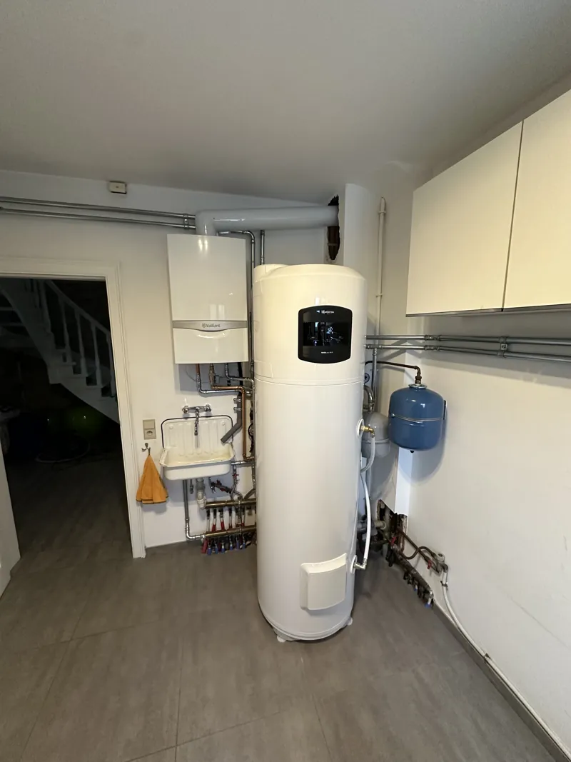 Chauffe-eau thermodynamique Ariston dans un local blanc moderne