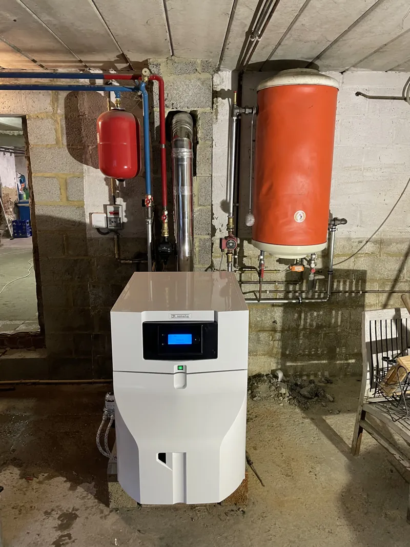 Chaudière à pellets Lazar SmartFire et ballon tampon de 800 litres dans un garage