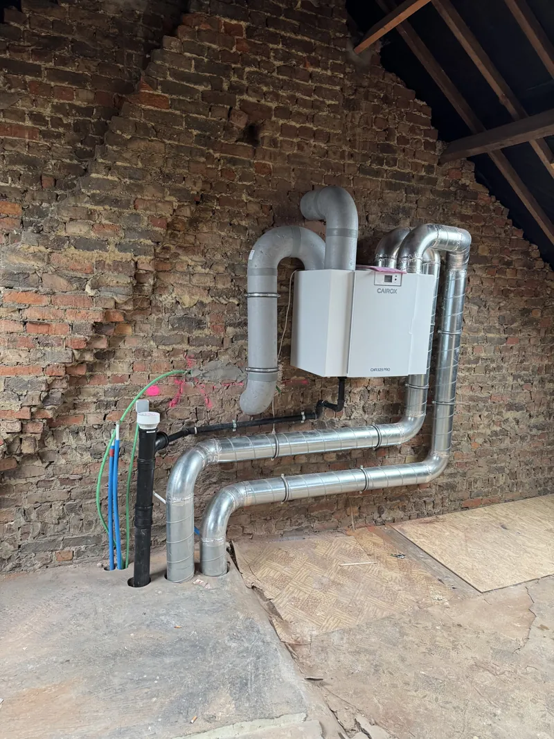 VMC double flux Cairox CHR 325 Pro avec gaines isolées dans un grenier en brique